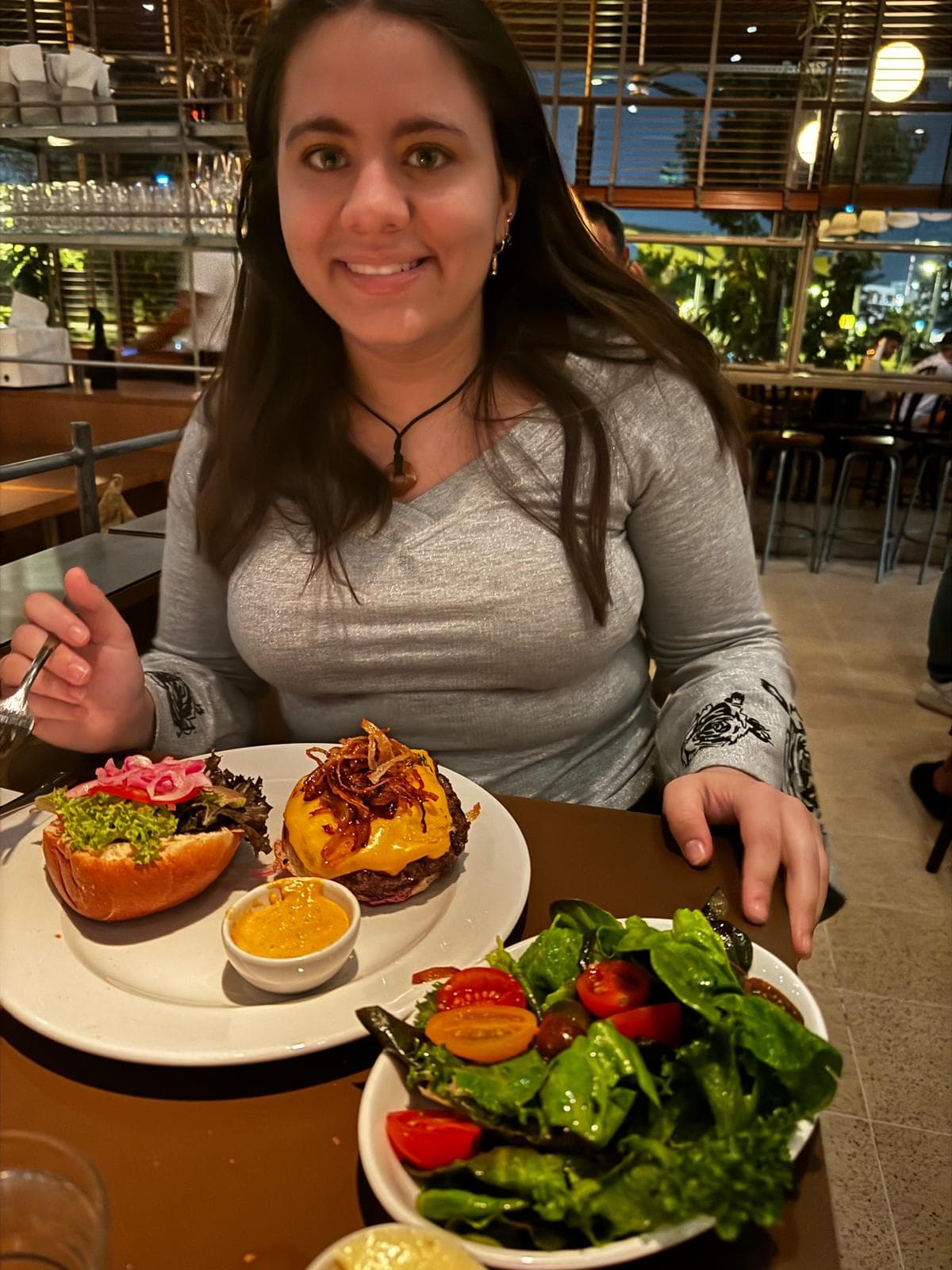 ליהיא מחייכת